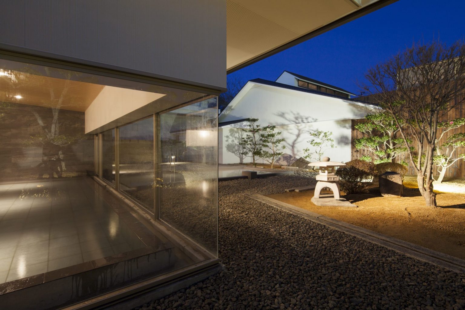 大きな庭に佇む温泉小屋。 湯に浸かり、ワイドに庭を眺める。 みろくの里 昭和の湯 設計実績 LOCI+ 一級建築士事務所 大きな庭に佇む温泉小屋。 湯に浸かり、ワイドに庭を眺める。 みろくの里 昭和の湯 設計実績 LOCI+ 一級建築士事務所